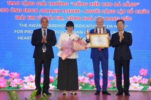 Giáo sư người Đức nhận giải Cống hiến cho Đà Nẵng