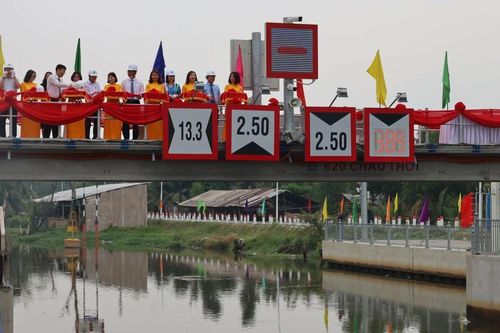 Vận hành hệ thống ngăn triều rạch Cầu Sập quận 8