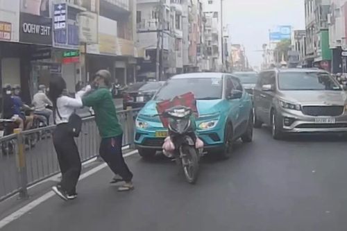 Nữ tài xế ô tô đánh nhau với người giao hàng sau va chạm
