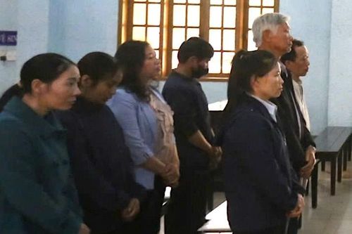 Hoãn xét xử 7 cựu cán bộ huyện về tội thiếu trách nhiệm gây hậu quả nghiêm trọng