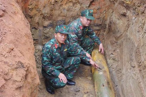 Phát hiện quả bom từ trường dài 1,6m tại Quốc lộ 15D