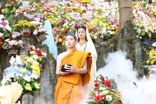 Hàng ngàn người tham dự Lễ vía Đức Bồ Tát Quán Thế Âm