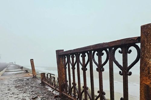 Hàng rào sắt hoen gỉ dọc bãi biển sầm uất nhất Thanh Hóa