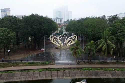 'Hồi sinh' công viên khu vực đông dân nhất Hà Nội