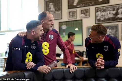 HLV Tuchel tay bắt mặt mừng chào đón dàn sao tuyển Anh