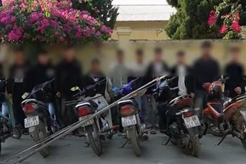 Nhóm 'choai' cầm mã tấu chạy xe tốc độ cao quay video khoe trên facebook