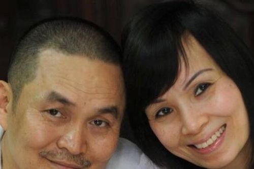 Showbiz 18/3: Nghệ sĩ Xuân Hinh đi xe đạp tán được vợ là 'hoa hậu phố cổ'