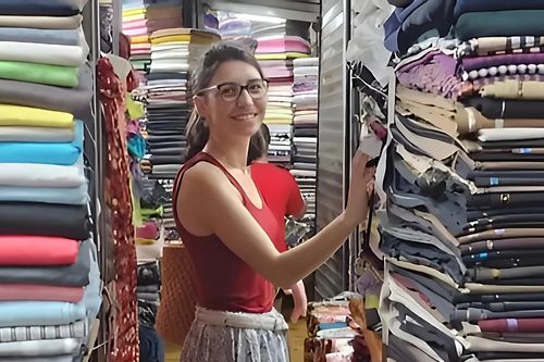Ghé chợ có vị trí đẹp bậc nhất Hà Nội, cô gái Dubai 'mạnh tay' mua 7 món làm quà