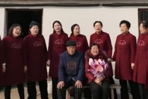 Khát khao con trai, cặp vợ chồng sinh 9 con gái trong 20 năm