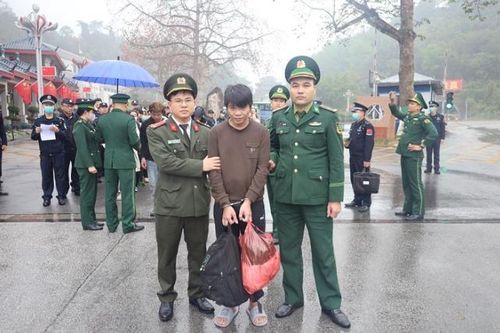 Bắt đối tượng truy nã khi tiếp nhận công dân từ Trung Quốc về Việt Nam