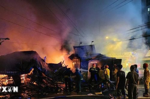 Thành phố Hồ Chí Minh: Cháy lớn trong đêm thiêu rụi nhiều kiốt tại chợ Thanh Đa