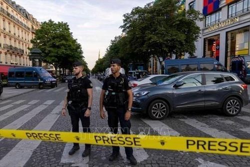 Giải tán cuộc biểu tình kéo dài của người di cư ở Paris