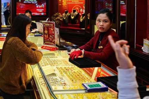 Giá vàng tăng cao chưa từng có, trót bán nhà 'đu đỉnh' năm trước, giờ nhận 'trái đắng'