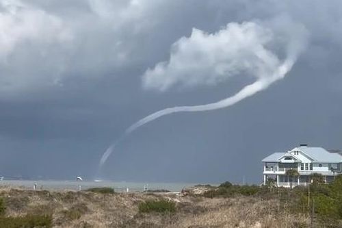 Vòi rồng khổng lồ xuất hiện ngoài khơi Bắc Carolina