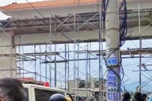 Sập giàn giáo khi thi công cổng chào, 5 công nhân bị thương