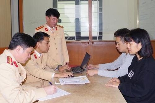 Khởi tố vụ án vợ mua bằng lái xe giả cho chồng sử dụng