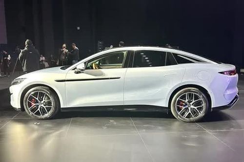 Xe sedan dài hơn 5 mét, công suất 1.086 mã lực, giá ngang Toyota Camry