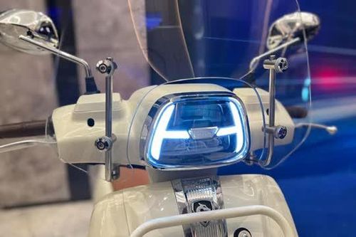 Xe tay ga 247cc, phanh ABS 2 kênh, thiết kế cổ điển, giá rẻ hơn Honda SH