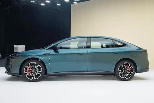 Xe sedan Nissan về đại lý trước khi bán ra: Thiết kế đẹp, nội thất tiện nghi, công suất 268 mã lực, giá chưa tới 600 triệu đồng