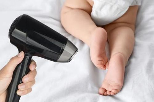 Người mẹ ngủ quên khi sấy khô giường, hậu quả xảy ra với con gái sơ sinh khiến cô ân hận