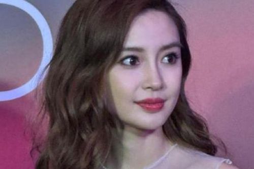 Angelababy bị soi biểu cảm 'sượng trân', hoang mang rõ rệt ở chốn đông người