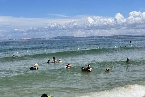 Đi tắm biển, 100 người bỗng nhiên nhiễm bệnh lạ