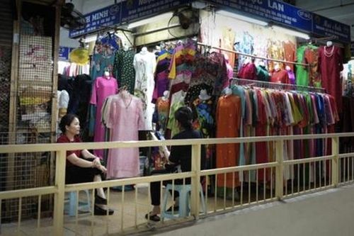 Chợ Đồng Xuân: Tiểu thương gặp khó trong 'cơn bão' bán hàng online