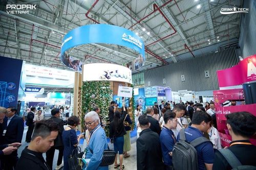 Người dân TP.HCM đổi rác lấy quà tại Triển lãm quốc tế Plastics & Rubber Vietnam 2025