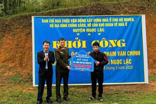 Giám đốc Công an tỉnh Trần Phú Hà dự lễ khởi công và trao biển hỗ trợ xây dựng nhà ở tại huyện Ngọc Lặc