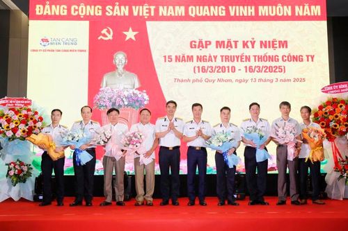 Tân cảng miền Trung đón nhận Bằng khen của Bộ Quốc phòng và tỉnh Bình Định