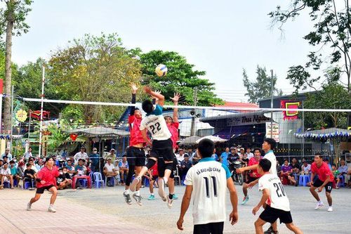 Hào hứng sân chơi bóng chuyền cho nông dân Châu Phú