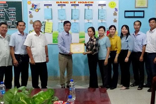 Bí thư Huyện ủy Tri Tôn bàn giao máy lọc nước cho 3 trường học