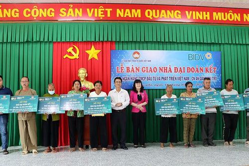 Bàn giao 30 căn nhà Đại đoàn kết cho hộ nghèo huyện Tri Tôn