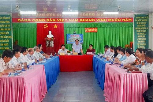 Trao máy lọc nước và tặng lõi lọc thô cho người dân huyện Châu Phú