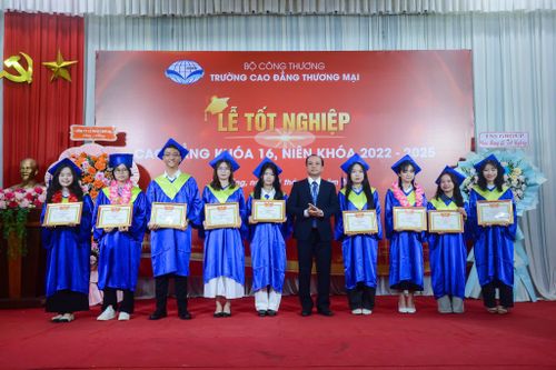 Trường Cao đẳng Thương mại tổ chức lễ tốt nghiệp cho sinh viên khóa 16