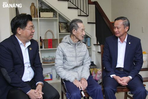 Lãnh đạo thành phố thăm, tặng quà các gia đình chính sách