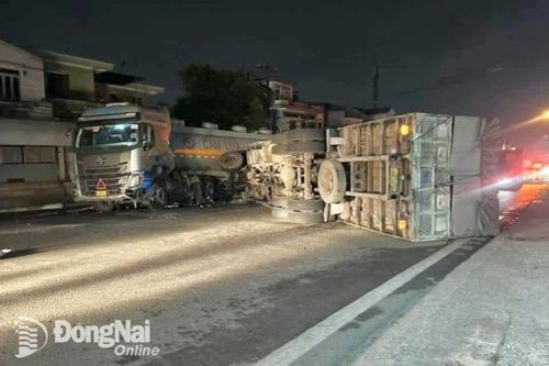 Xe tải va chạm xe đầu kéo rồi lật ngang quốc lộ 1