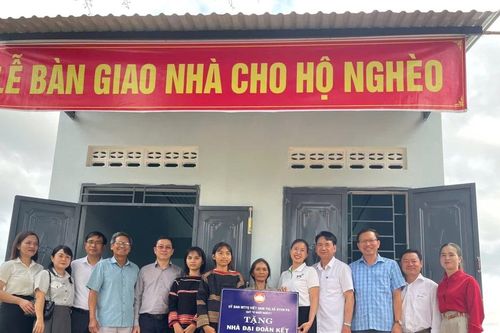 Bàn giao 5 căn nhà cho hộ nghèo xã Ia Rbol