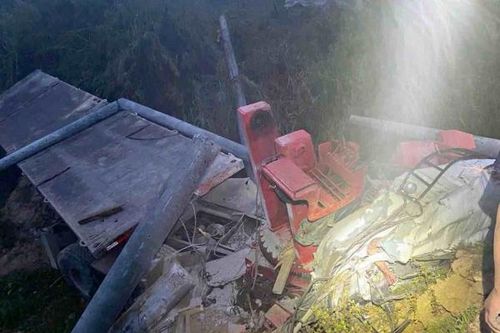 Lạc Dương: Xe ô tô đầu kéo chở cột điện rơi xuống vực, 2 người tử vong