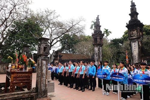 Đoàn đại biểu Cháu ngoan Bác Hồ tỉnh Ninh Bình tổ chức dâng hương tại Khu di tích Quốc gia đặc biệt Cố đô Hoa Lư; báo công dâng Bác