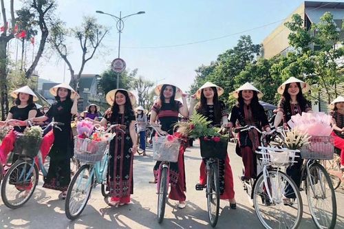 Tôn vinh áo dài zèng A Lưới