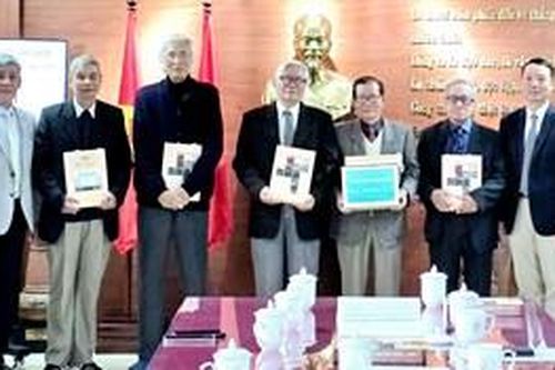 Quận ủy Thuận Hóa tặng sách Hồi ức và tư liệu Phong trào Đô thị Huế 1945 - 1975