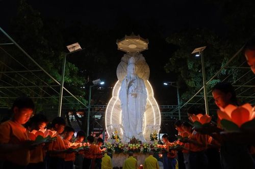 Hàng trăm Phật tử về chùa Diệu Pháp (Q.Bình Thạnh) dự lễ hoa đăng nhân ngày vía Đức Quán Thế Âm Bồ-tát