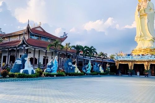 Chiêm ngưỡng thánh tượng Bồ-tát Quán Thế Âm tại các tự viện