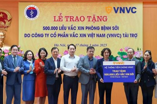 Hệ thống tiêm chủng VNVC trao nửa triệu liều vắc xin sởi hỗ trợ Bộ Y tế chống dịch