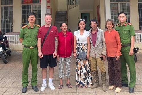 Công an xã giúp cặp song sinh người Pháp gốc Việt tìm lại mẹ sau 27 năm
