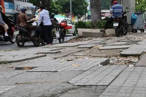 Bẫy tai nạn nguy hiểm từ vỉa hè xuống cấp