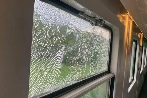 Nhóm học sinh ném đá vỡ kính tàu SE1