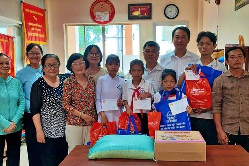Hội khuyến học tỉnh Tiền Giang và nhà tài trợ trao học bổng cho học sinh nghèo hiếu học
