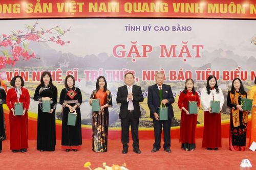 Gặp mặt văn nghệ sĩ, trí thức, nhà báo tiêu biểu